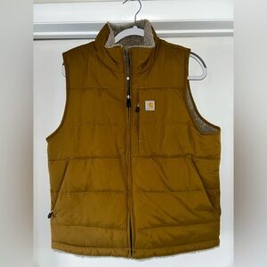 Carhartt women’s Montana reversible vest, NWOT, size L. Perfect condition.